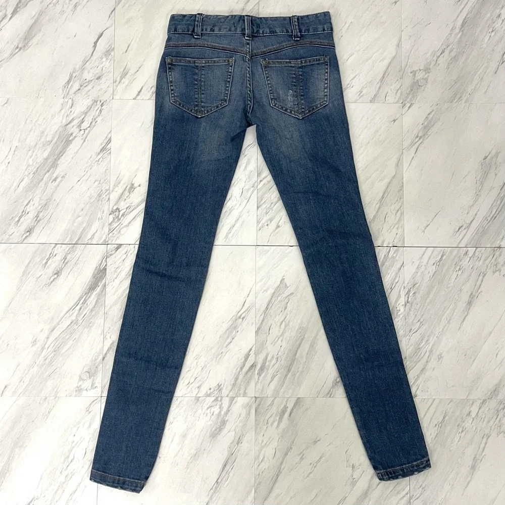 Free People- Skinny Jeans in Medium Wash Size 24. - Picture 5 of 8